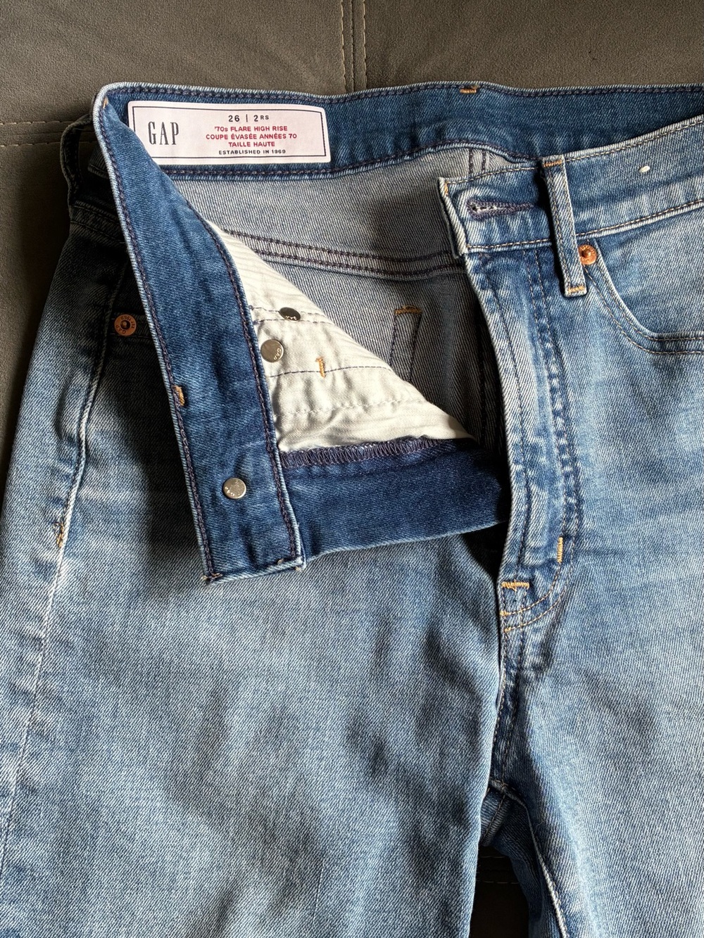 GAP 70s High Rise Flare Jeans Size 26R Light Wash - Picture 2 of 3